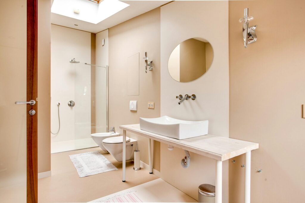 Prenotazioni Sleek and contemporary bathroom design featuring a walk-in shower and stylish fixtures.
